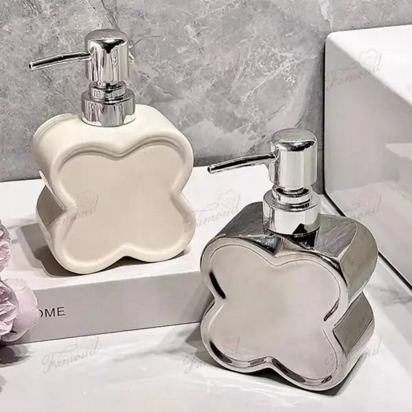 Lucky Four-Leaf Clover Shaped Large Capacity Liquid Dispenser Bottle - Customizable Bathroom Set in Various Colors