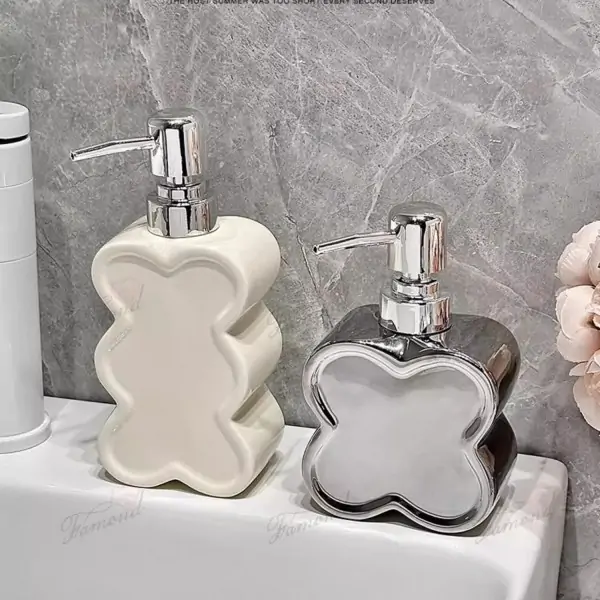 Lucky Four-Leaf Clover Shaped Large Capacity Liquid Dispenser Bottle - Customizable Bathroom Set in Various Colors